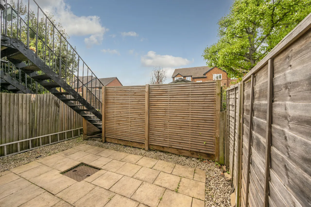 69 Kimble Road, London, photo 2