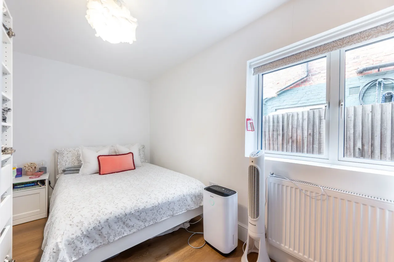 London, NW2, photo 9