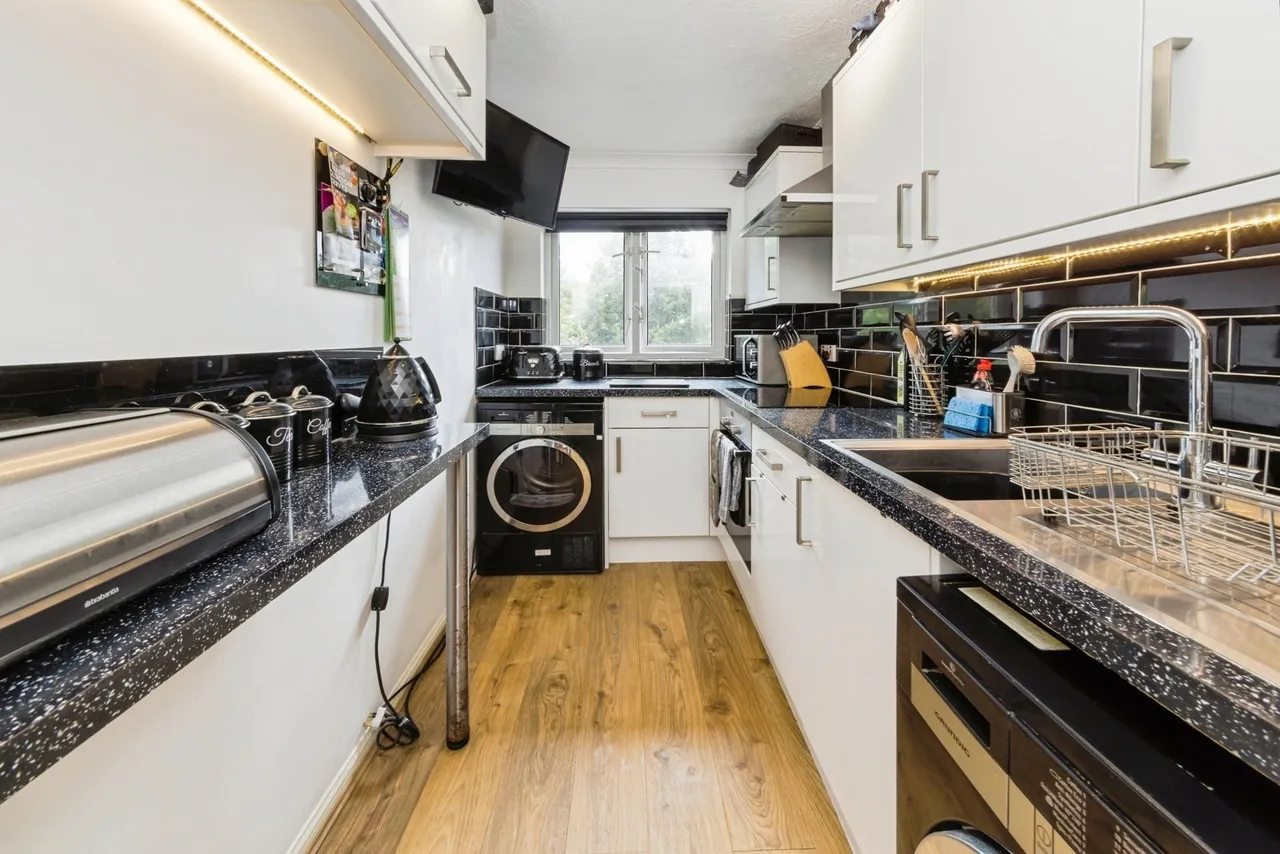 Bolton Road, Crawley, RH10, photo 8
