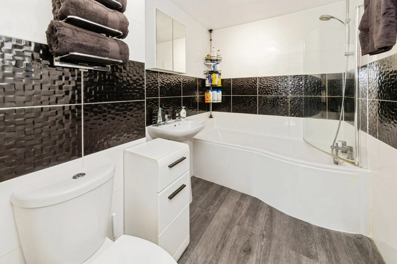 Bolton Road, Crawley, RH10, photo 6