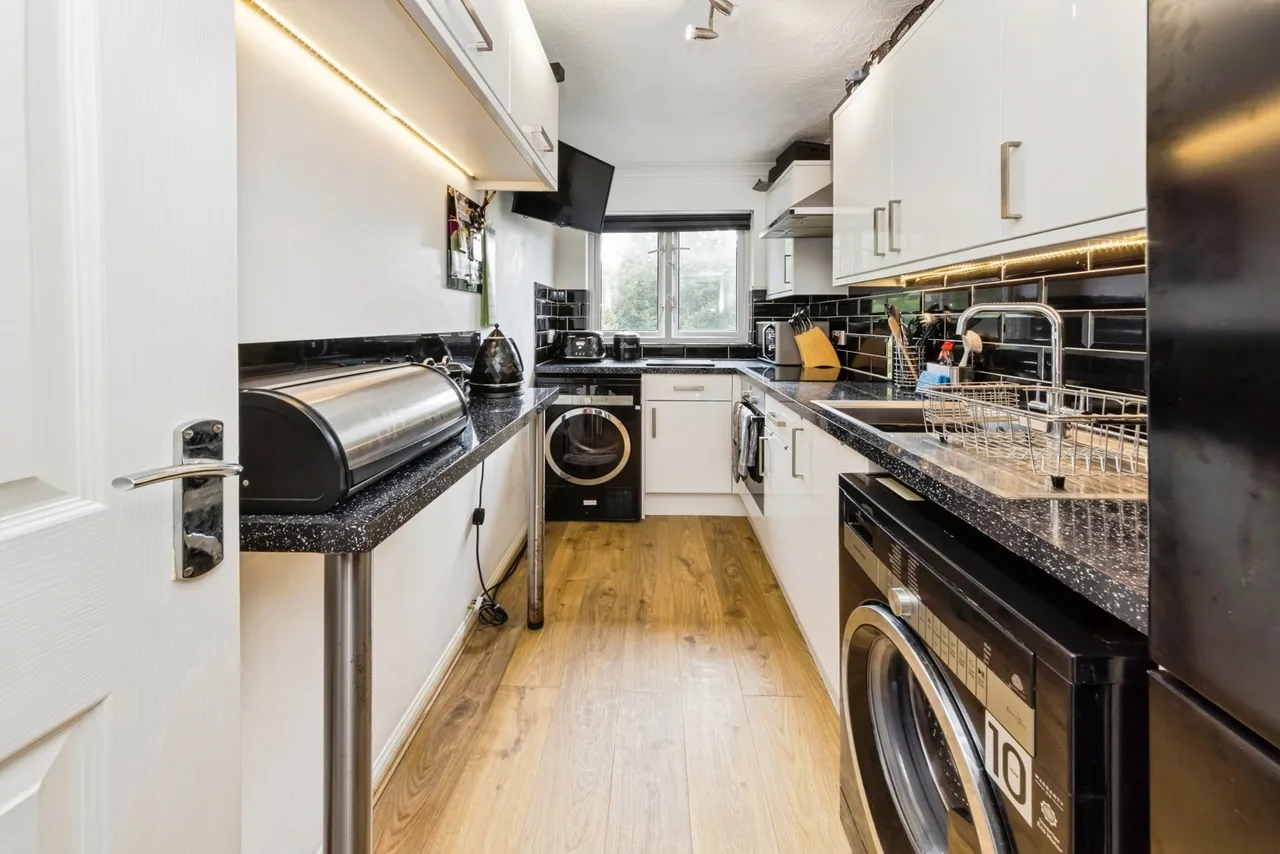 Bolton Road, Crawley, RH10, photo 4