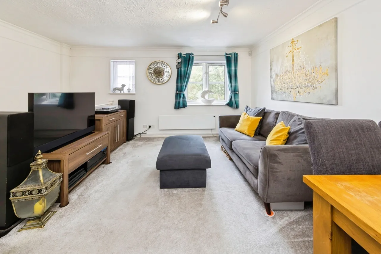 Bolton Road, Crawley, RH10, photo 2