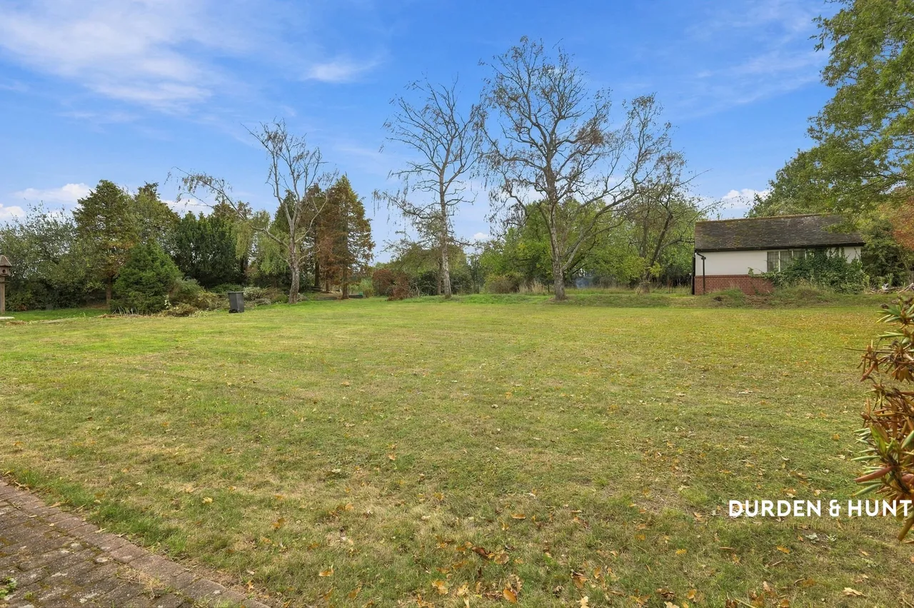 New Road, Lambourne End, RM4, photo 27