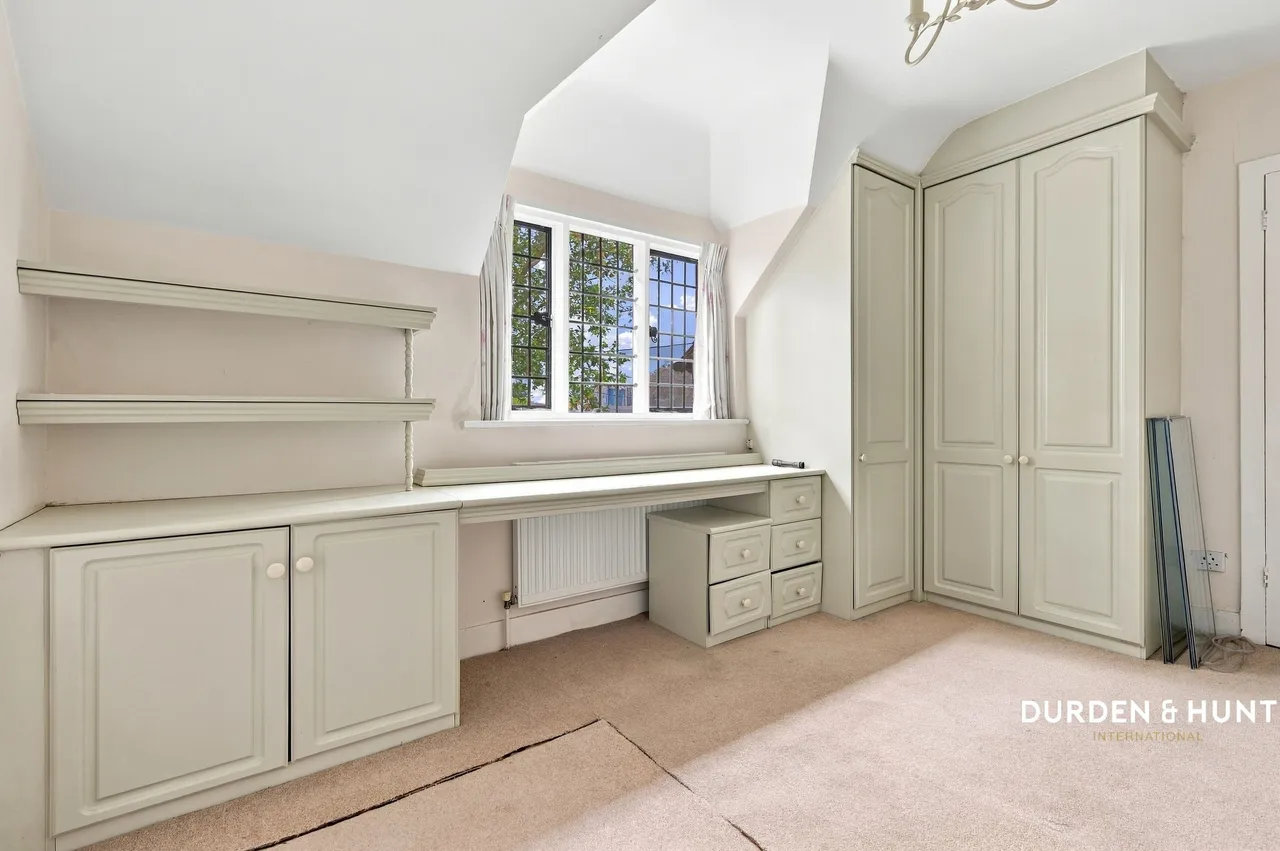 New Road, Lambourne End, RM4, photo 22