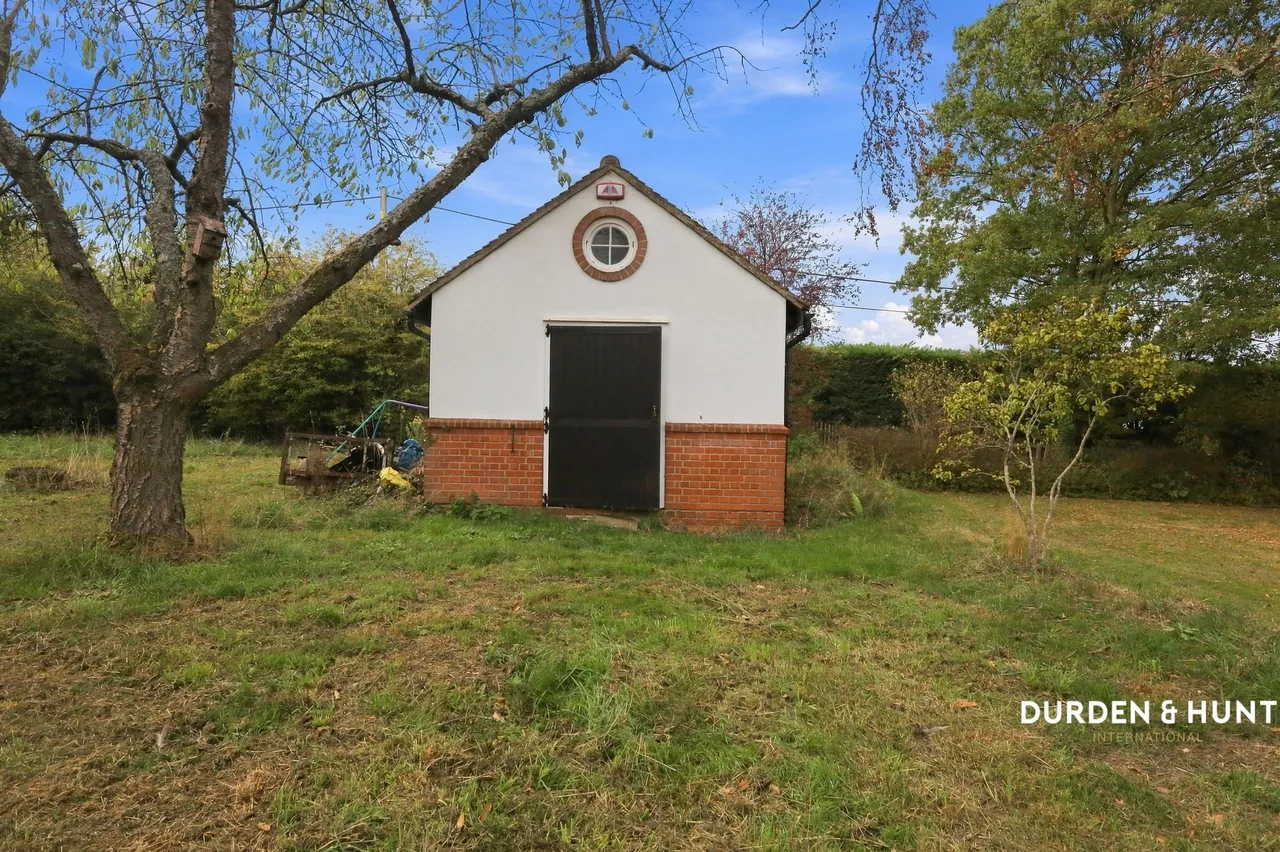 New Road, Lambourne End, RM4, photo 33