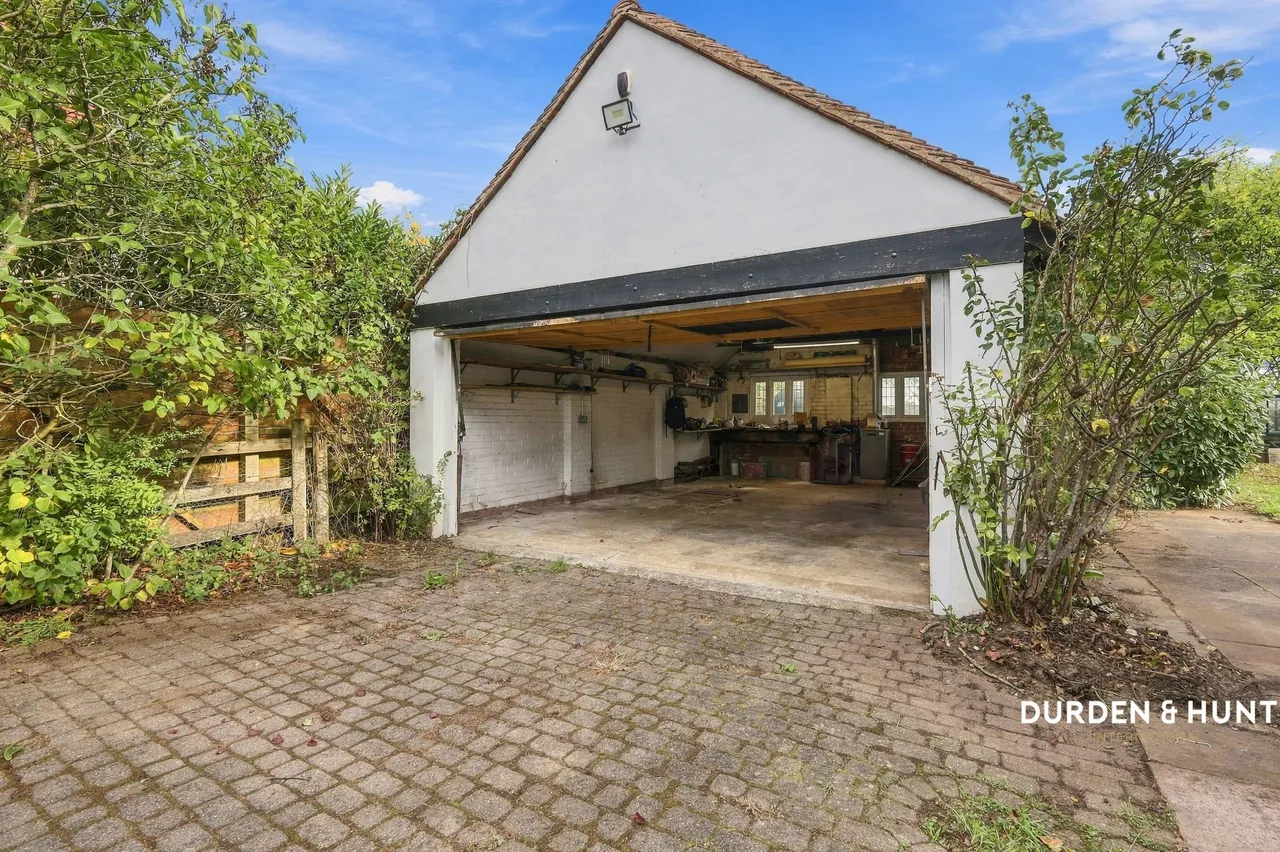 New Road, Lambourne End, RM4, photo 32