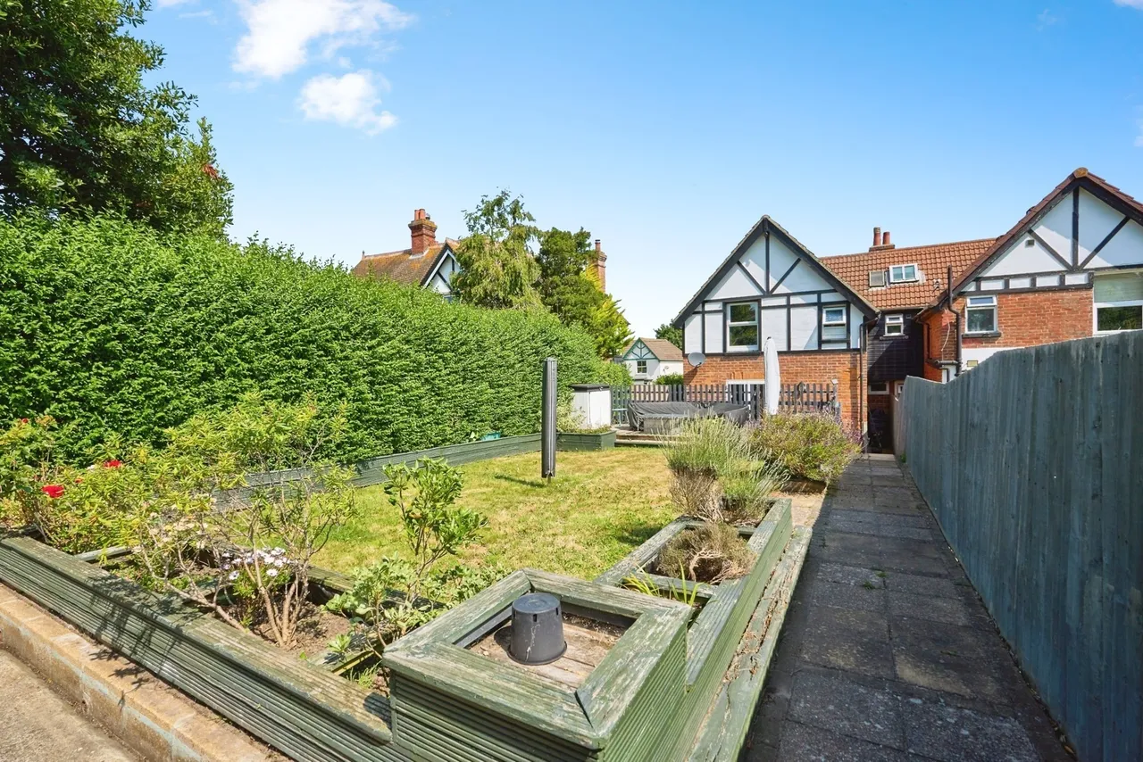 The Avenue, Totland Bay, PO39, photo 3