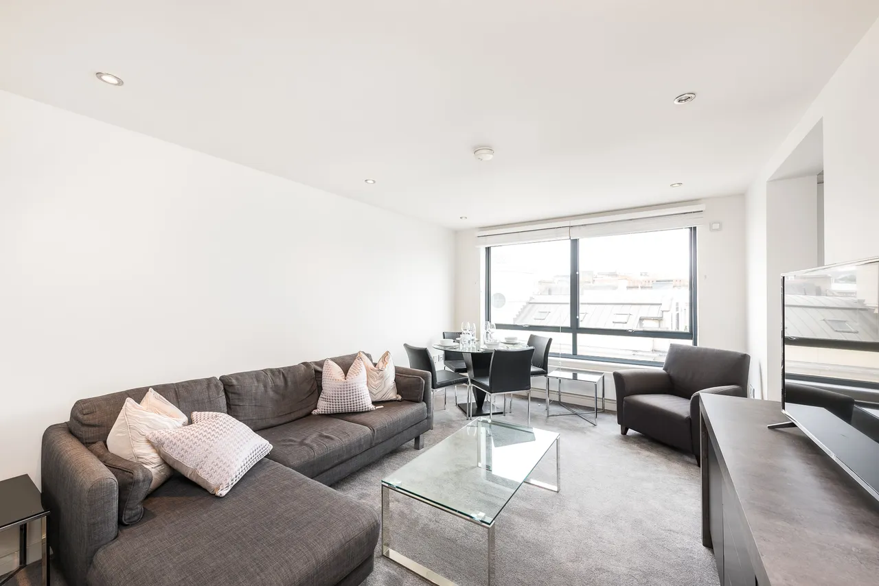 2 bed flat to rent — Flat 15, 161 Fulham Road, London