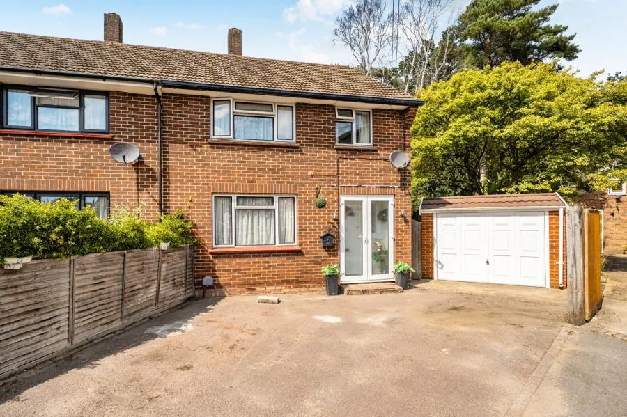 3 bed house for sale, Larch Close, Camberley, GU15