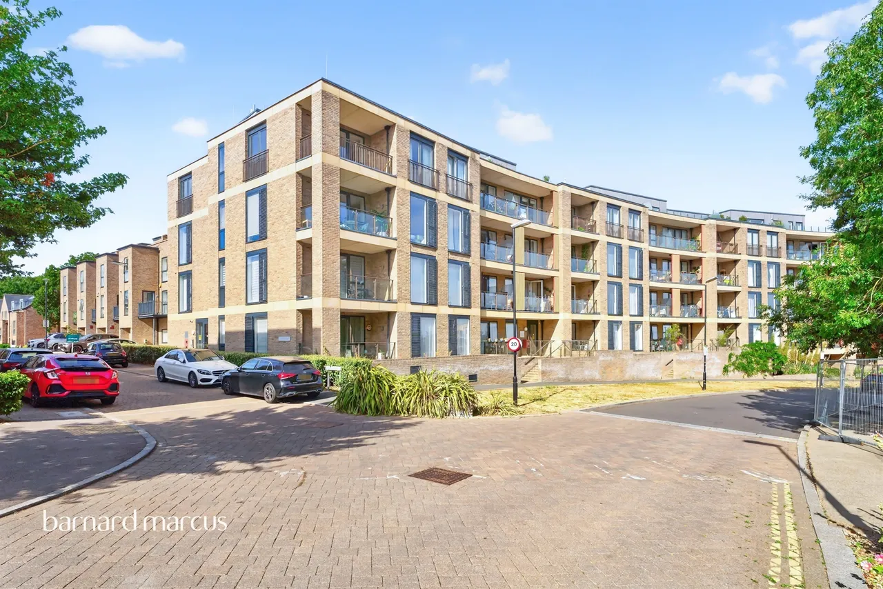 Henry Darlot Drive, London, photo 4