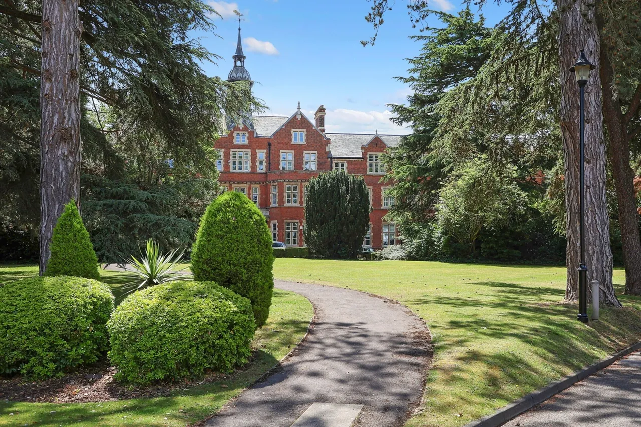 2 bed property for sale, Lavender Close, Leatherhead, KT22
