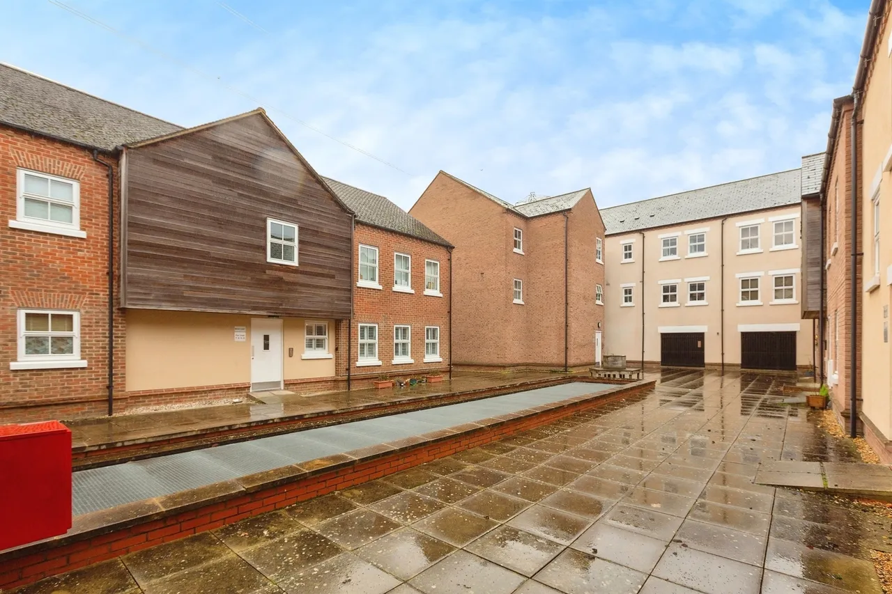 2 bed flat for sale — Pine Street, Aylesbury