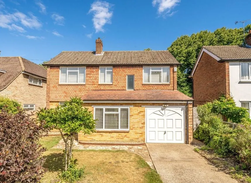 4 bed house for sale — Hawkewood Road, Sunbury-On-Thames, TW16