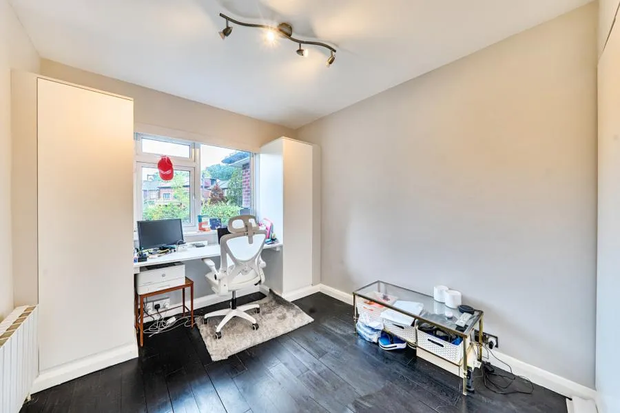 Hillcrest Gardens, London, N3, photo 15
