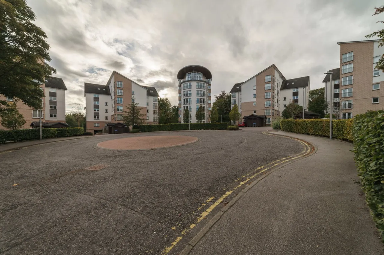 2 bed flat for sale — Shaw Crescent, Aberdeen