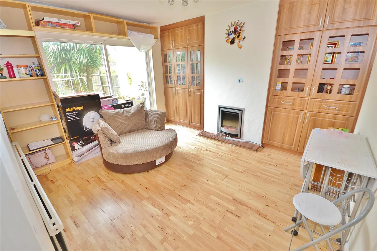 Sandringham Close, 5 Sandringham Close Barkingside, Ilford, Essex, IG61NU, photo 3