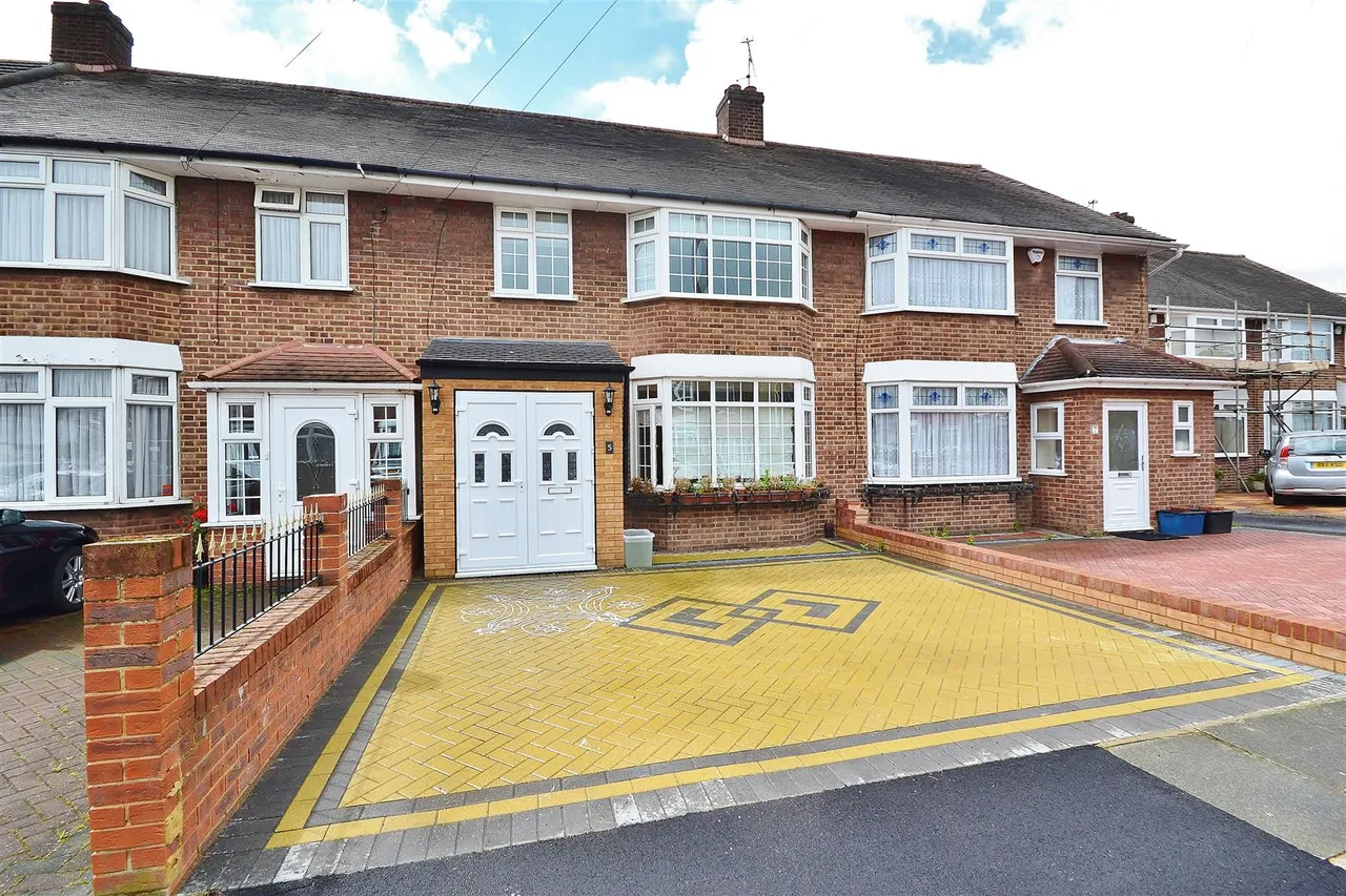 3 bed property to rent — Sandringham Close, 5 Sandringham Close Barkingside, Ilford, Essex, IG61NU