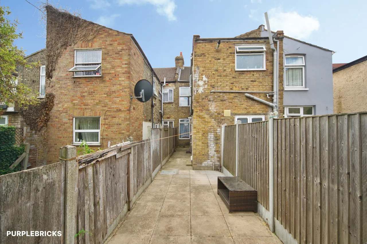 Central Park Road, London, E6, photo 2