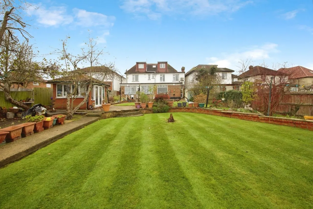 7 bed house for sale — Woodhill Crescent, Harrow