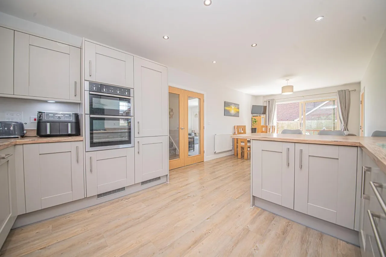 Knowle Park Lane, Fair Oak, EASTLEIGH, Hampshire, SO50 7GL, photo 3