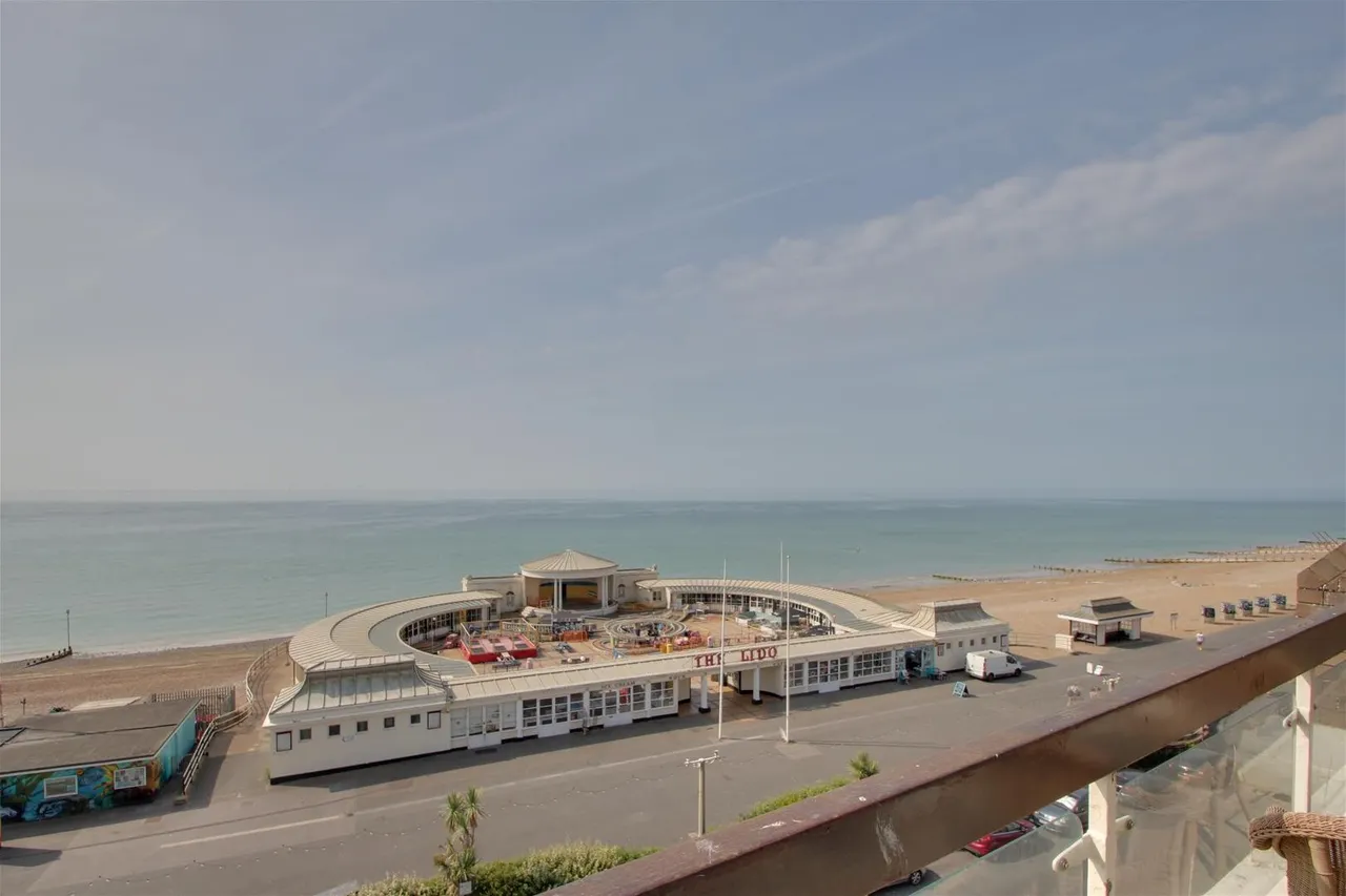 2 bed flat to rent — Marine Parade, Worthing