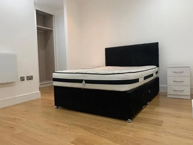 Staines Road, Hounslow, TW3, photo 8