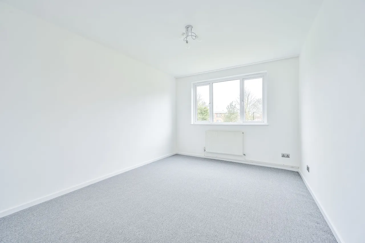 2 bed flat to rent — 3 Woodington Close, London