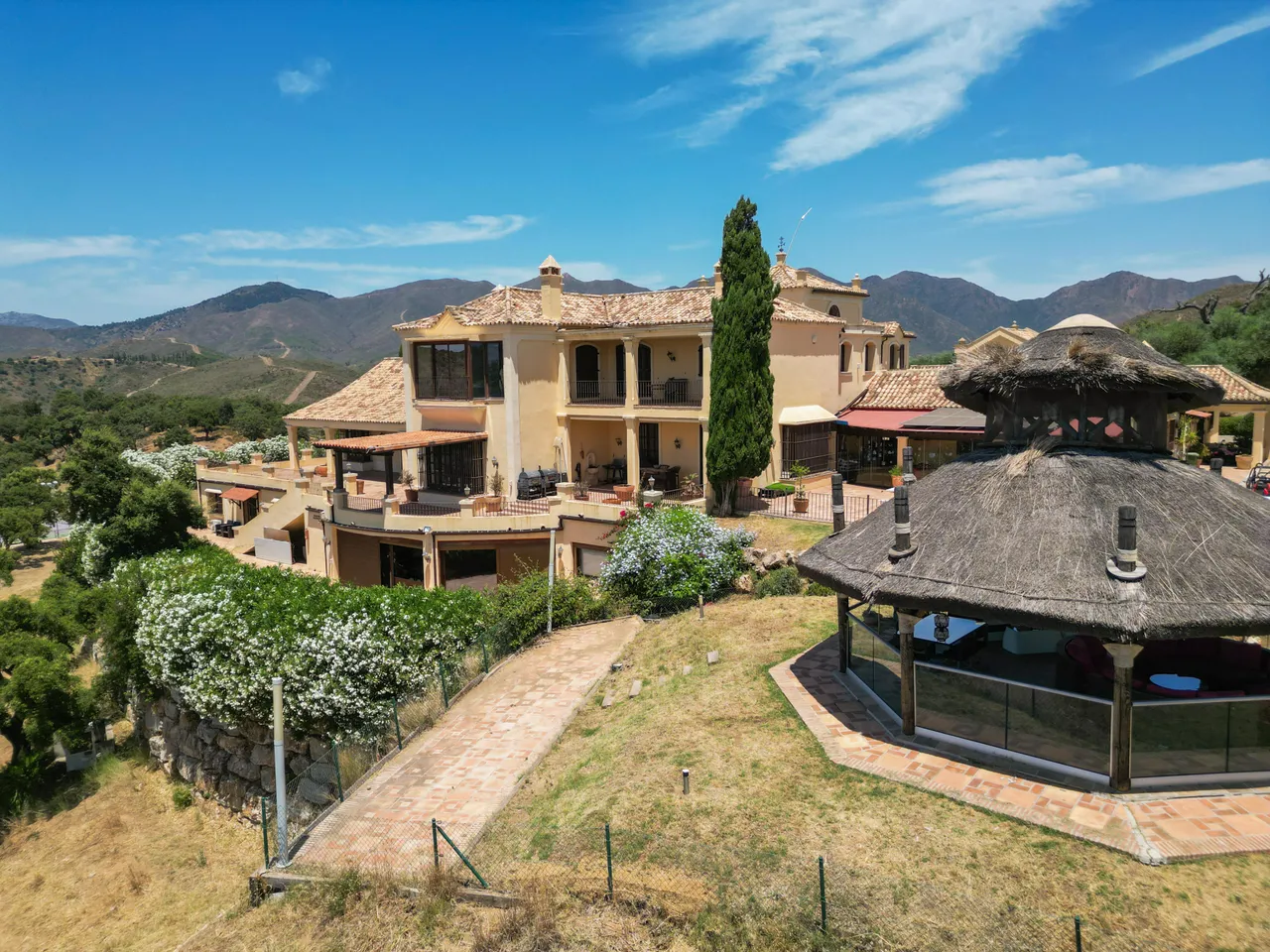 9 bed land for sale, La Mairena, Marbella East, GU21