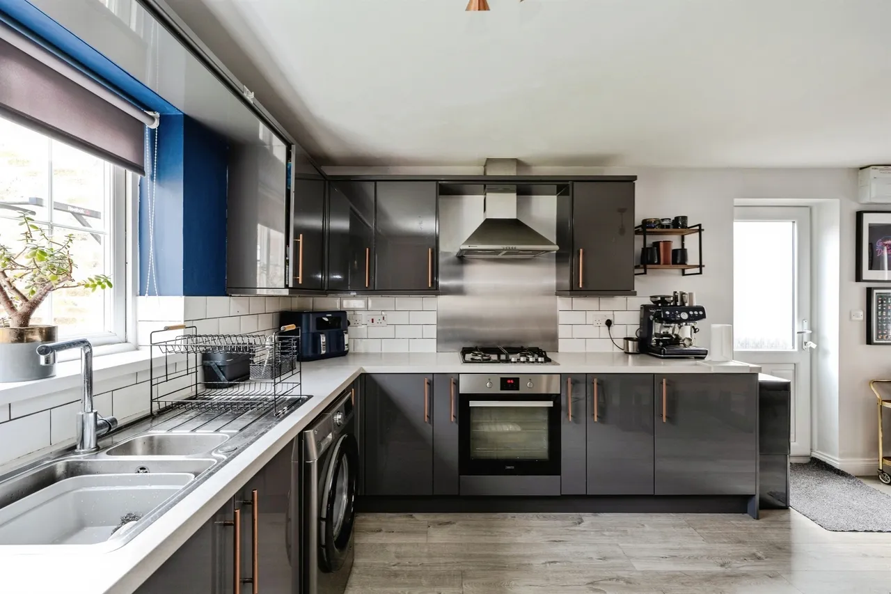 Six Mills Avenue, Swansea, SA4, photo 8