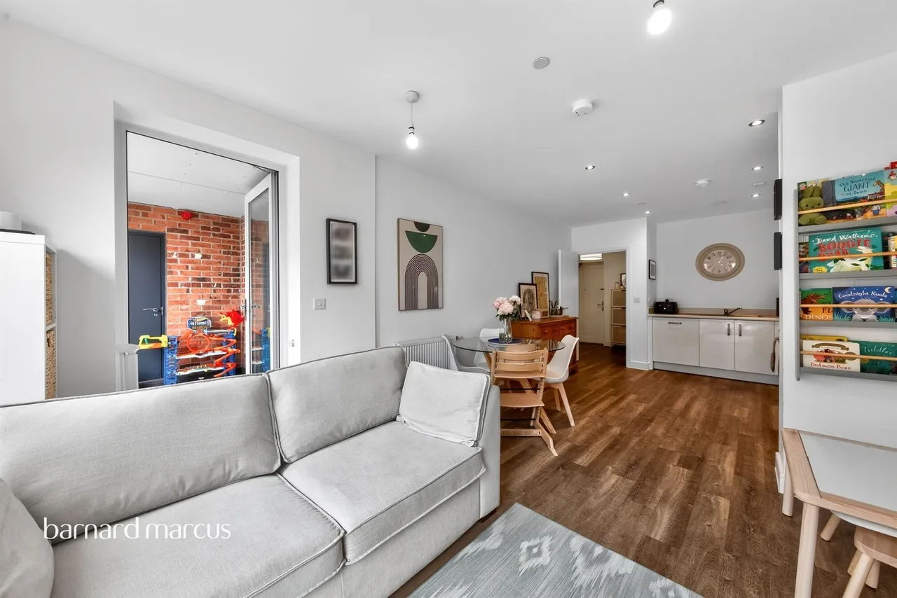Oakleigh Road North, London, photo 11