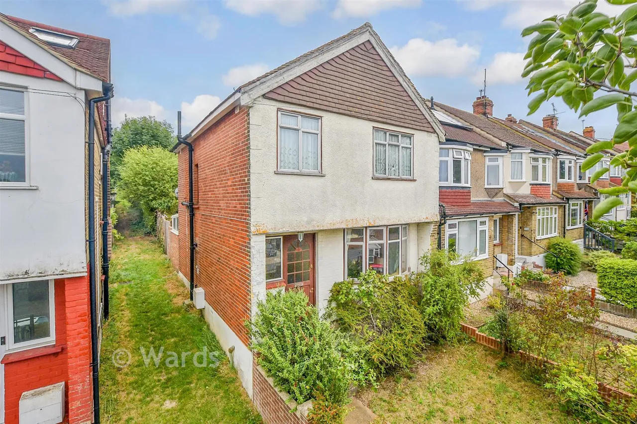 3 bed house for sale, St. William's Way, Rochester, ME1