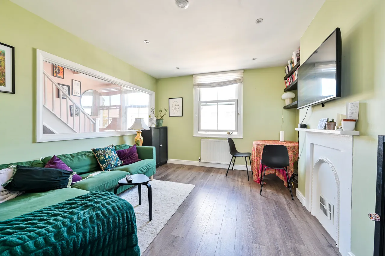 2 bed flat to rent — Flat 3, 57 Endwell Road, London