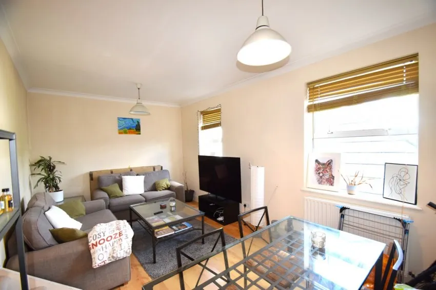 2 bed property to rent, Chiswick High Road, London