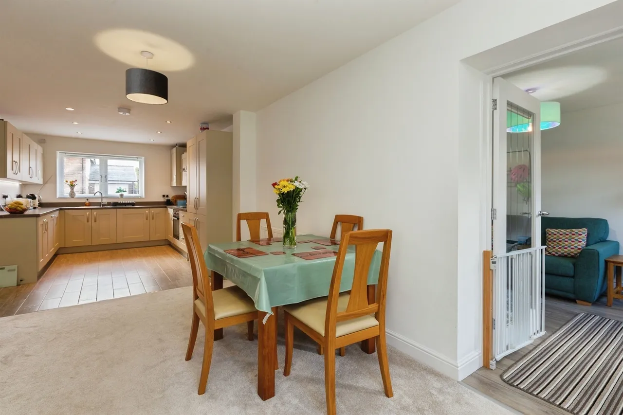 Elmwood Close, Oakley, Aylesbury, photo 5