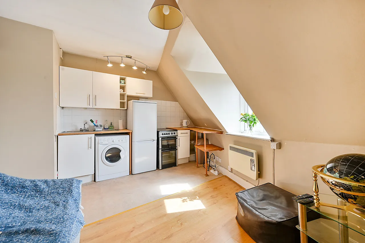 Top Floor Flat, 6 Staines Road, photo 3