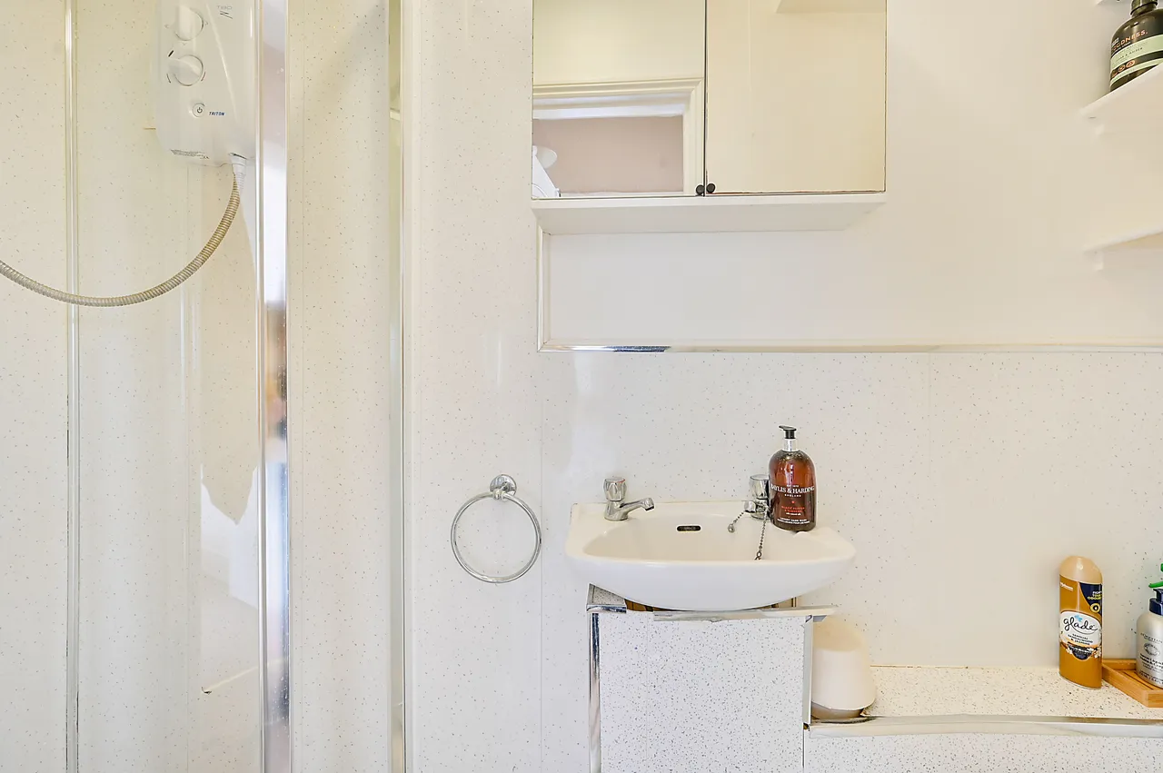 Top Floor Flat, 6 Staines Road, photo 5