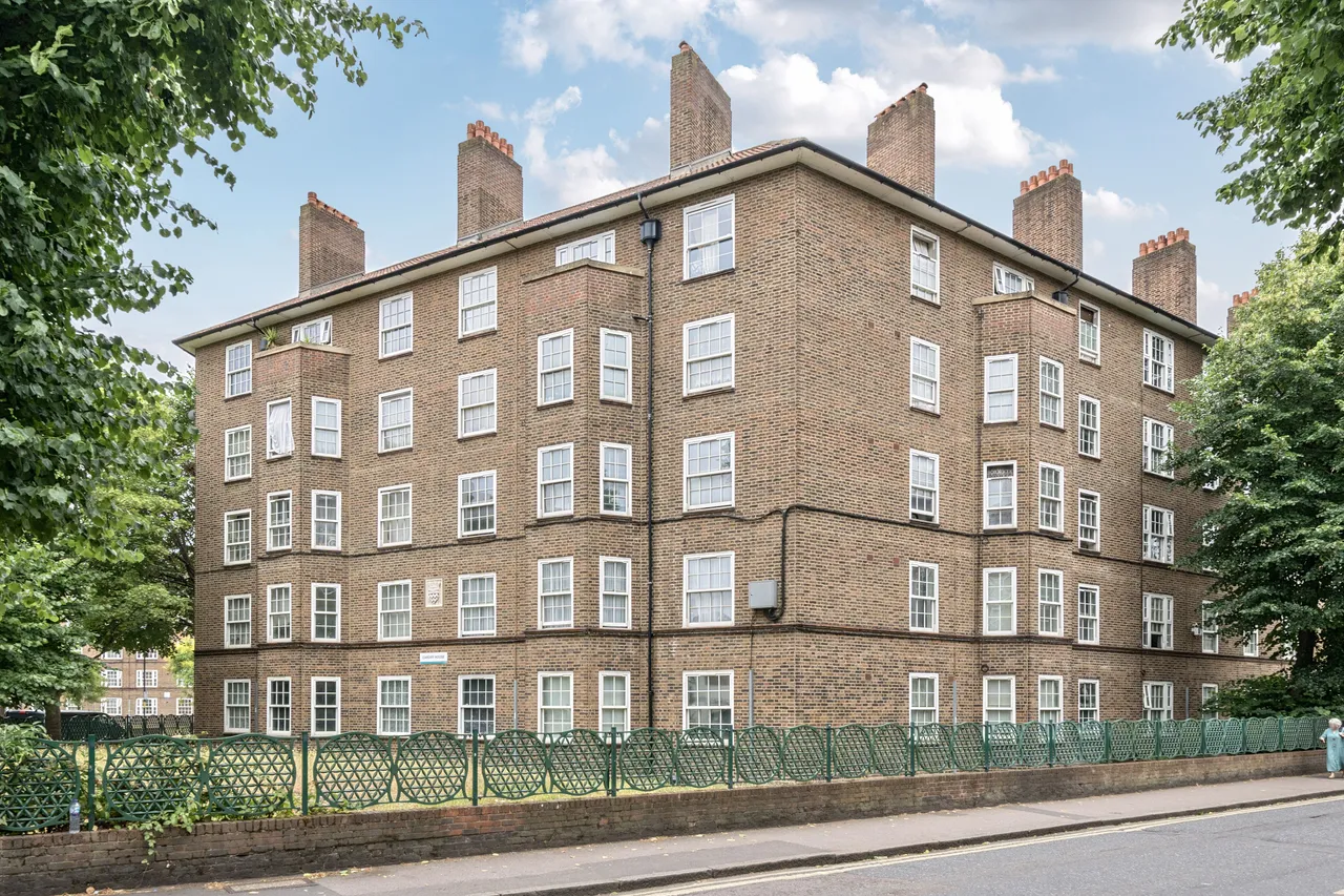3 bed flat to rent — 48 Cardiff House, Peckham Park Road, London