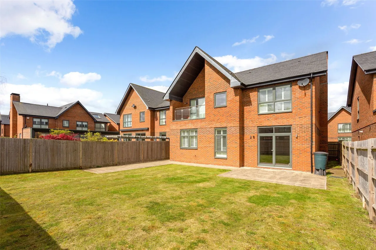 Vickers Close, Longcross, KT16, photo 13