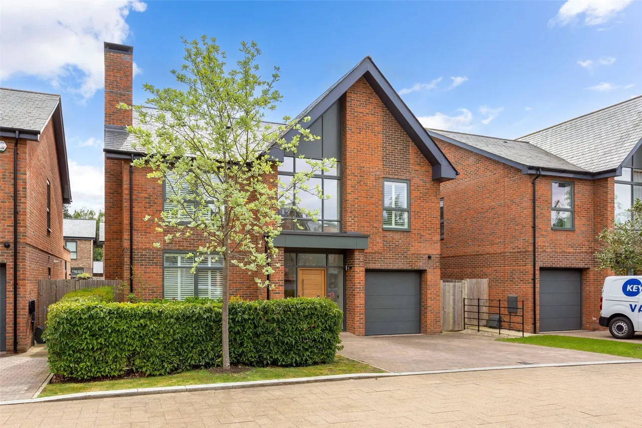 Vickers Close, Longcross, KT16, photo 10