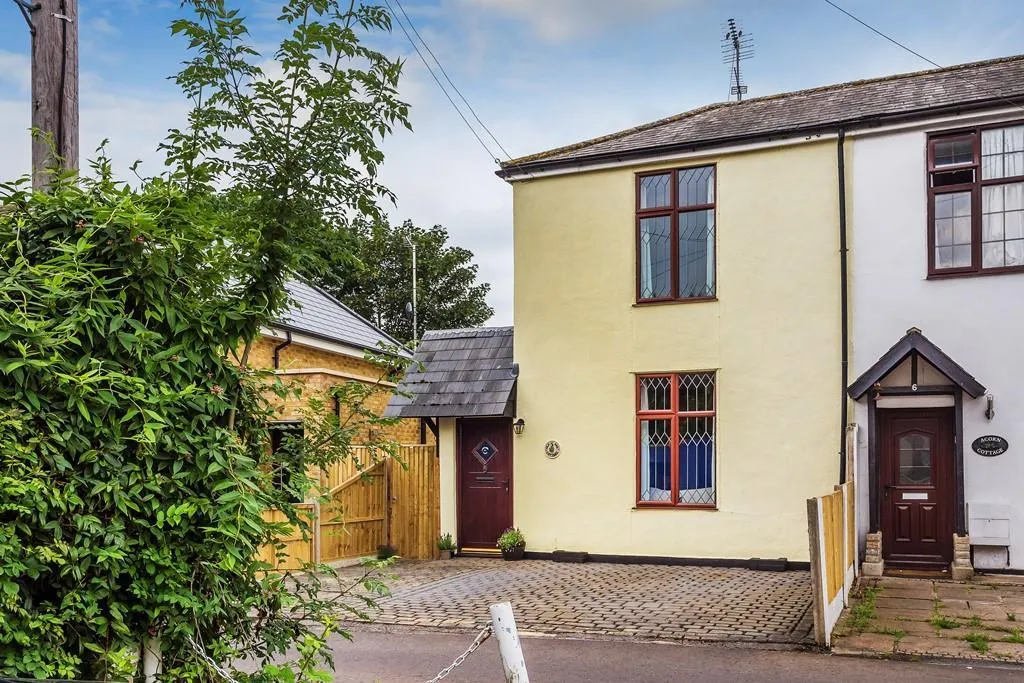 3 bed house for sale, Oak Road, Leatherhead, KT22