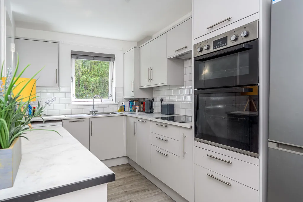 West End Lane, Esher KT10 8NE, photo 2