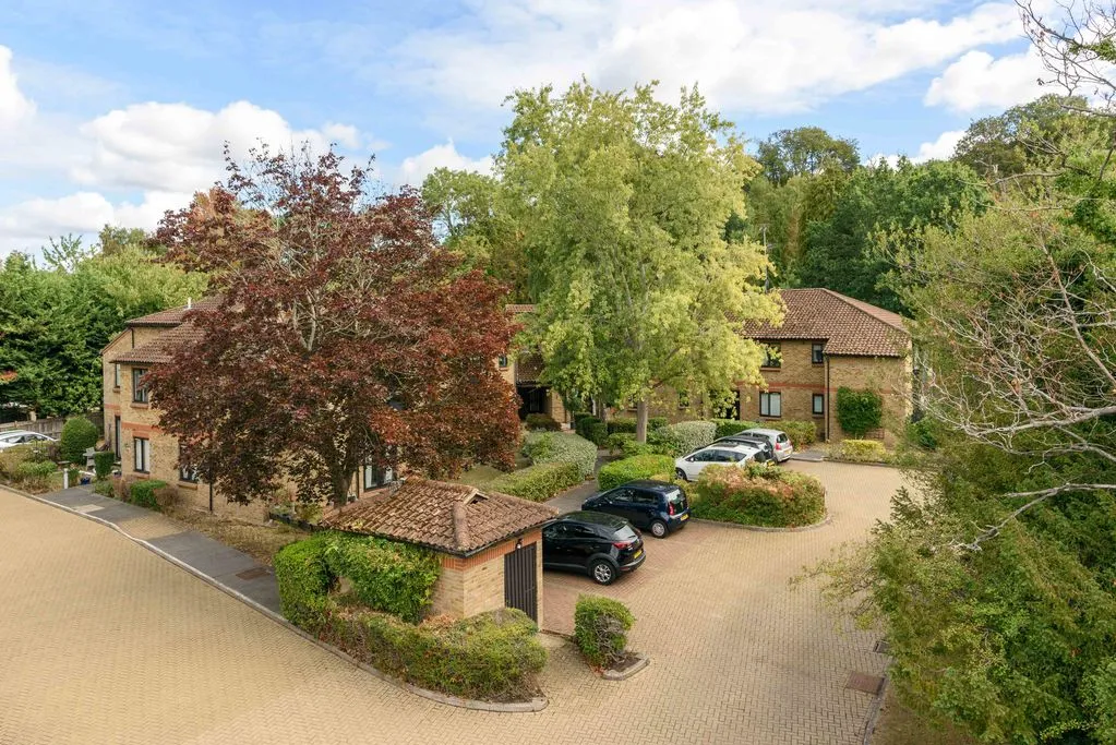 2 bed flat for sale — West End Lane, Esher KT10 8NE