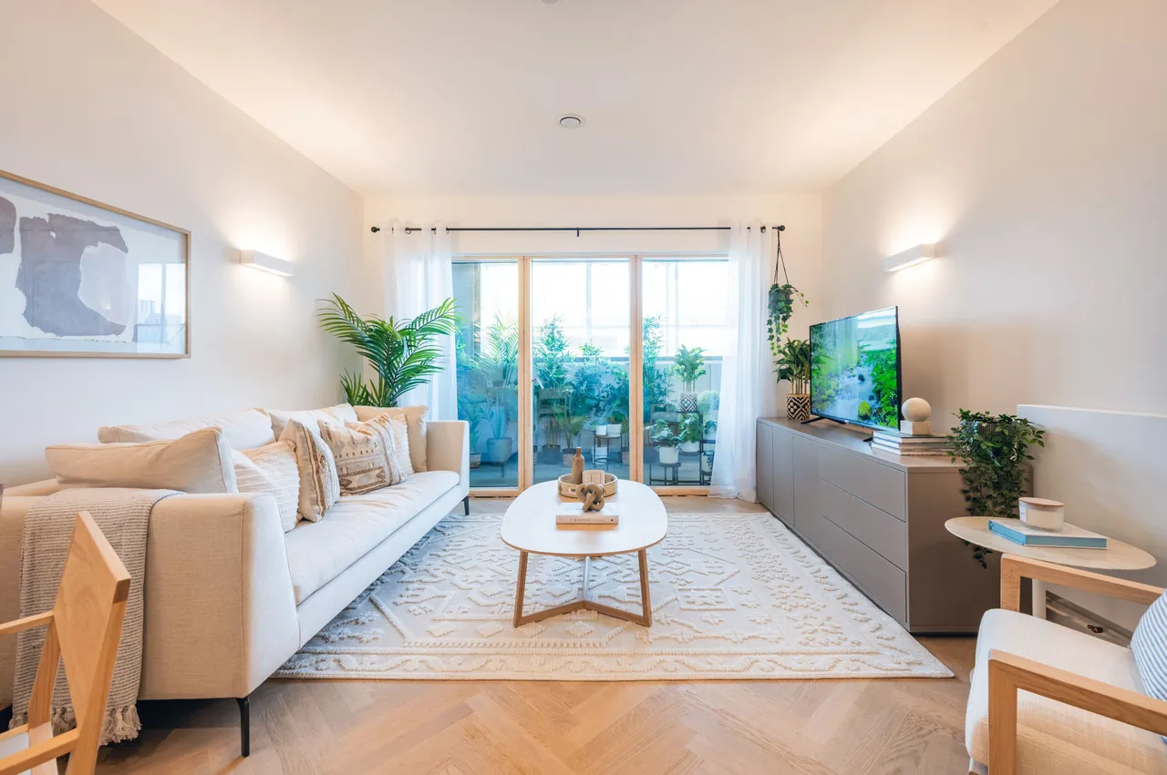 2 bed flat to rent — Showflat 2 (2 bed), Madeleine Court, Acton