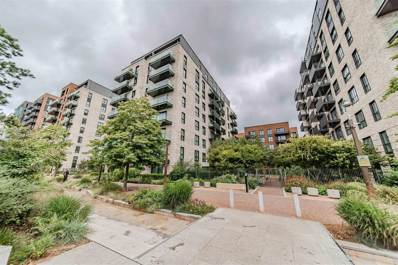 Greenleaf walk, Southall, UB1, photo 6