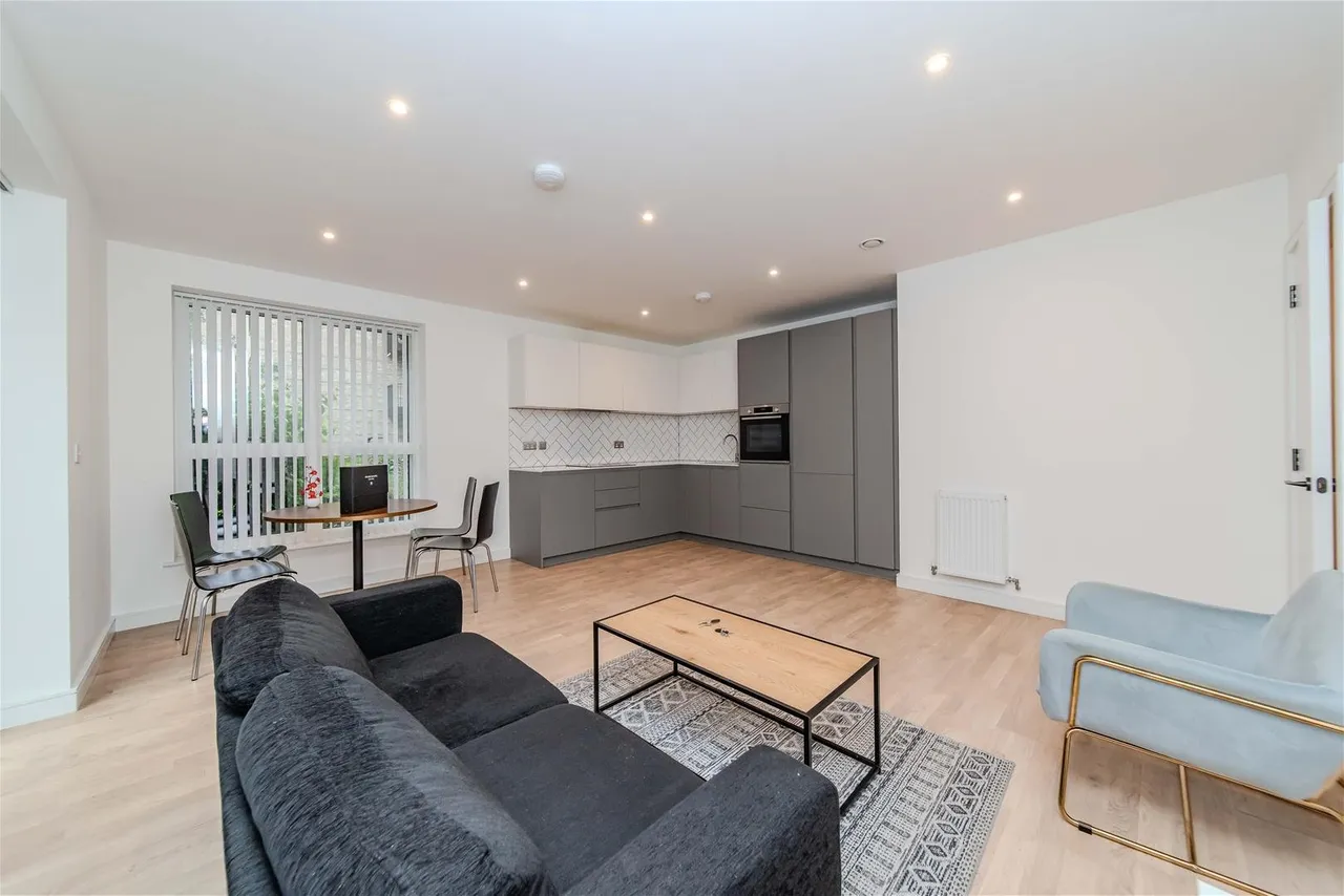 2 bed flat for sale, Greenleaf walk, Southall, UB1