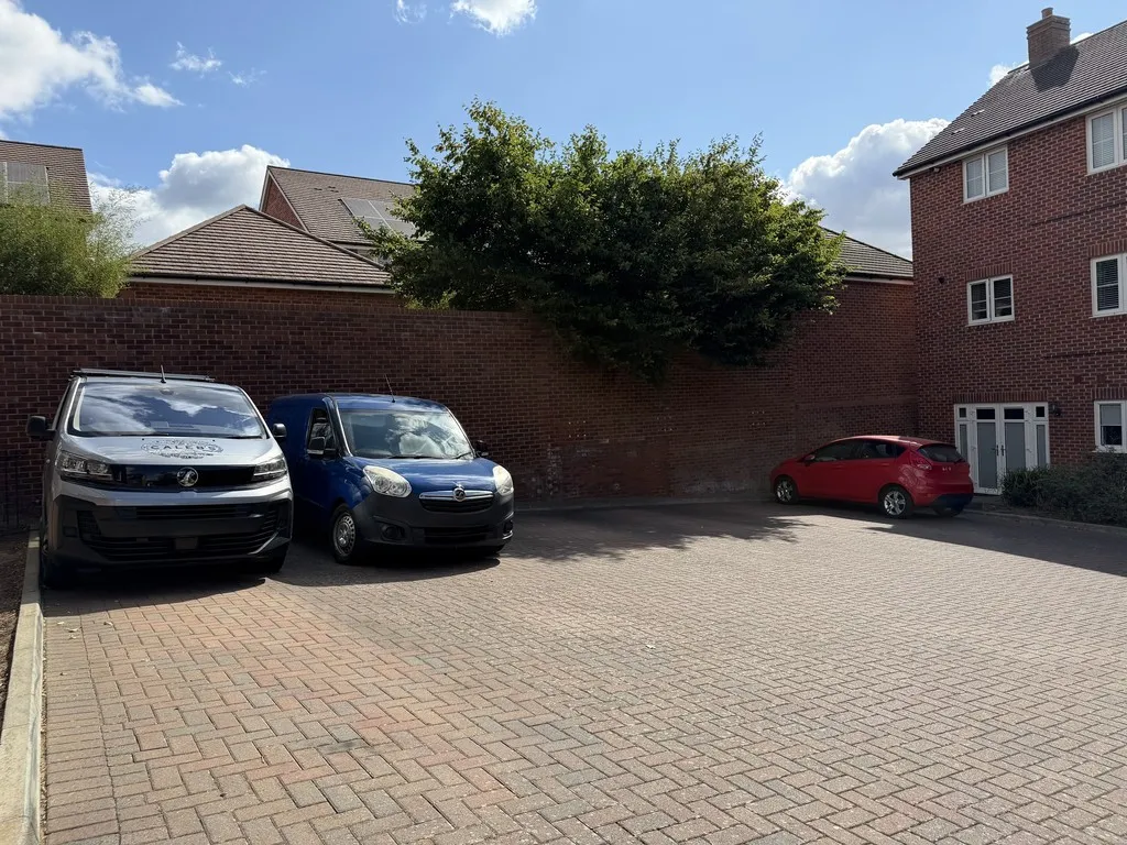 Jubilee Drive, Church Crookham, photo 11