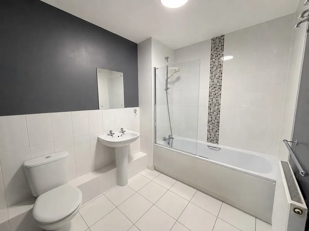 Jubilee Drive, Church Crookham, photo 10