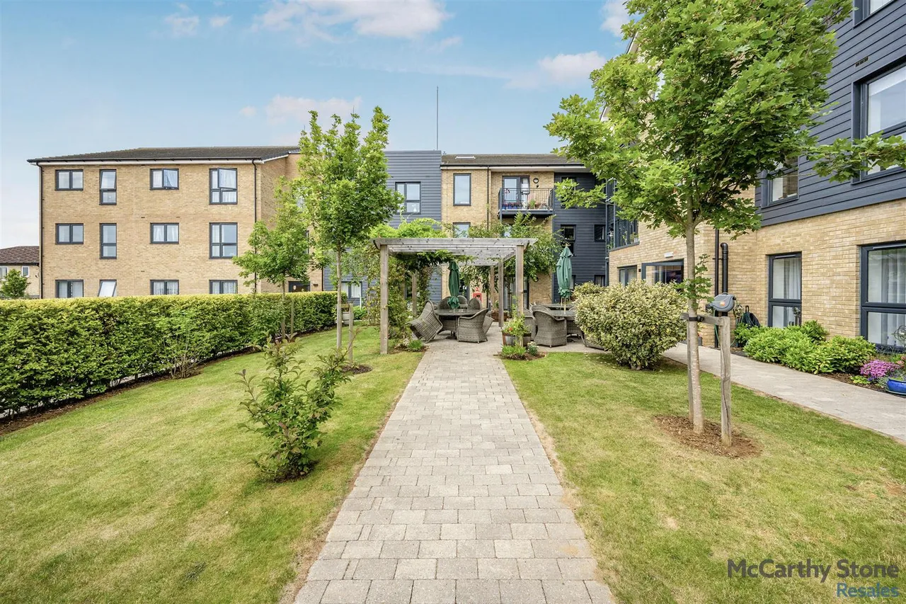Hindhead Knoll, Walnut Tree, MK7, photo 15