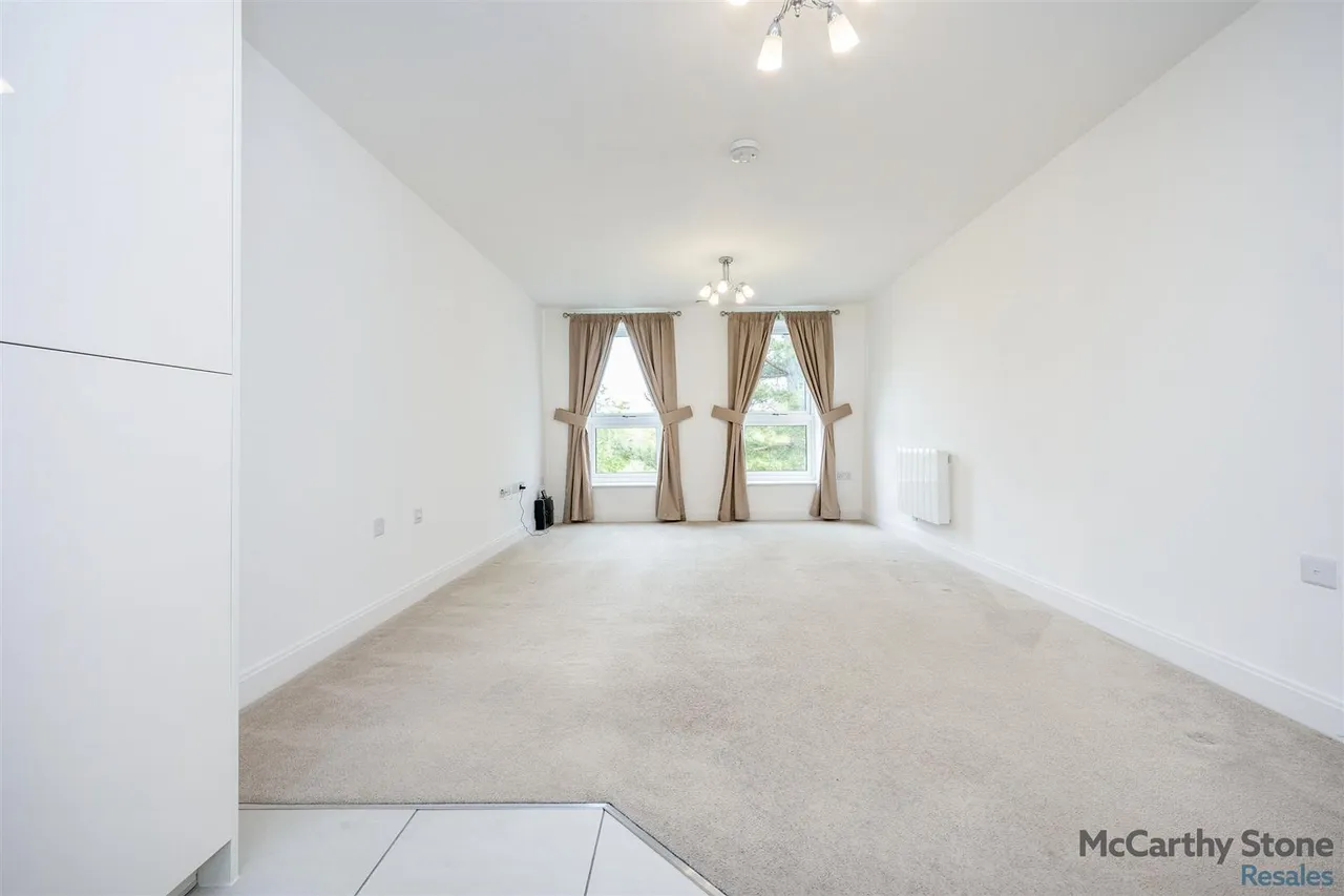 Hindhead Knoll, Walnut Tree, MK7, photo 3