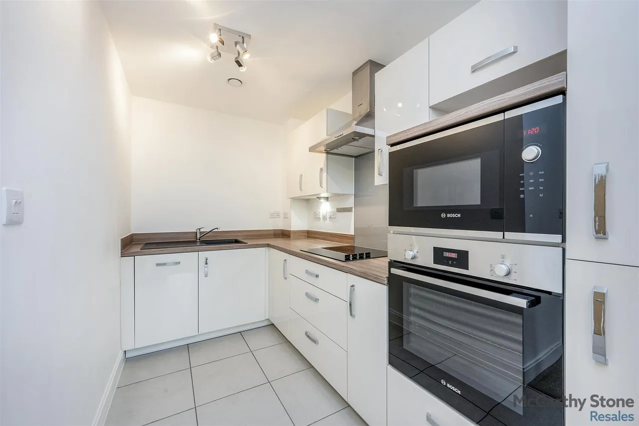 Hindhead Knoll, Walnut Tree, MK7, photo 6